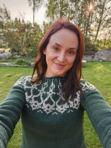 Maria Holm från Restyle syateljé i grön och beige strömsötröja. Hur ta hand om stickade ylletröjor och strömsötröjan?