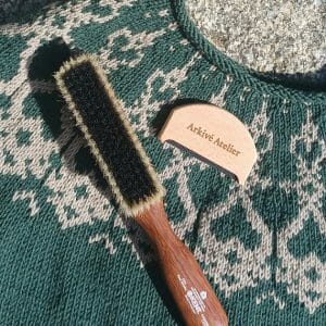 knitcare set to care for knitted sweaters. knitcare set contains clothing brush and lint comb, all you need to get started. RESTYLE by Mia.